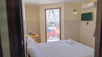 Superior-Doppelzimmer, Terrasse, Strandblick | Minibar, individuell dekoriert, individuell eingerichtet, Schreibtisch