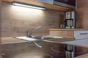 Wasserkocher mit Kaffee-/Teezubehör, Kühlschrank, Mikrowelle, Herdplatte