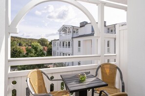 Outdoor dining - Ferienwohnung im Seepark Sellin mit Balkon (Sellin)
