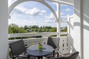 Outdoor dining - Helle und gemütliche Ferienwohnung mit Balkon im Seepark Sellin (Sellin)