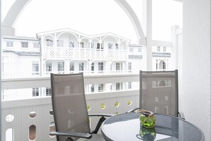 Outdoor dining - Gemütliche Ferienwohnung im Seepark Sellin mit Balkon (Sellin)