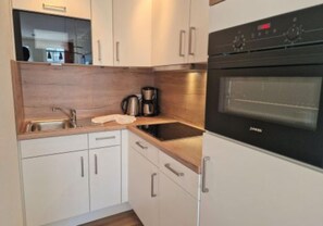 Wasserkocher mit Kaffee-/Teezubehör, Kühlschrank, Mikrowelle, Ofen