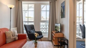 Een smart-tv en een tafeltennistafel