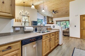 Coffee/tea maker, fridge, microwave, stovetop - Outdoor Oasis w/ Fire Pit & Grill! Torreon Escape (Show Low)