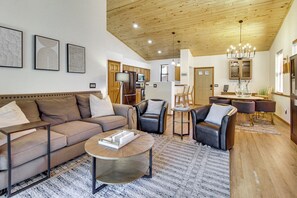 TV, fireplace - Outdoor Oasis w/ Fire Pit & Grill! Torreon Escape (Show Low)