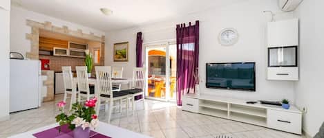 Standard-Haus, 5 Schlafzimmer, Mikrowelle (Pool & Jacuzzi Home NadaLina) | Wohnbereich