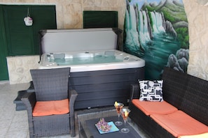 Standard House, 5 Bedrooms, Microwave (Pool & Jacuzzi Home NadaLina) | Indoor spa tub - Pool & Jacuzzi Home Nadalina (Vodice)