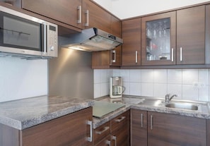Wasserkocher mit Kaffee-/Teezubehör, Kühlschrank, Mikrowelle, Ofen