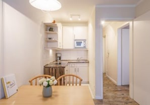 Wasserkocher mit Kaffee-/Teezubehör, Kühlschrank, Mikrowelle, Ofen