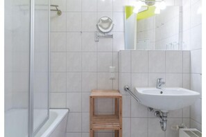 Bathroom - Komfortable Ferienwohnung für bis zu 4 Personen auf Rügen (Sellin)