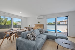 Standard-Villa, 3 Schlafzimmer, Mikrowelle (Villa Ana Pool & Terrace) | Wohnbereich