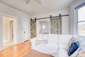 TV - Walkable Oakley Neighborhood Home in Cincinnati! (Cincinnati)