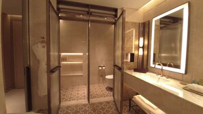 Separate bathtub and shower, free toiletries, hair dryer, towels - The Theodore Hanoi (Hanoi)