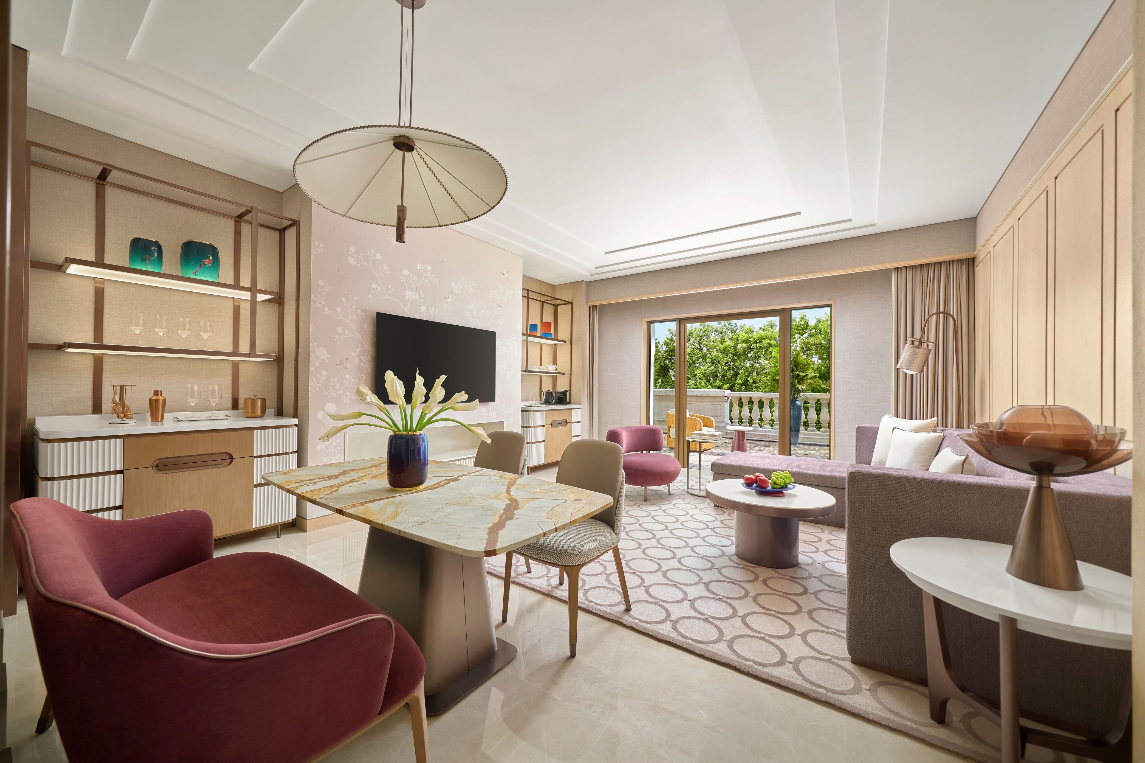 Un salon moderne comprenant un coin repas, une cuisine et offrant une vue sur la verdure.