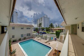 Pool - Walk to Beach, Steps to Pool, Beach Chairs (Pompano Beach)