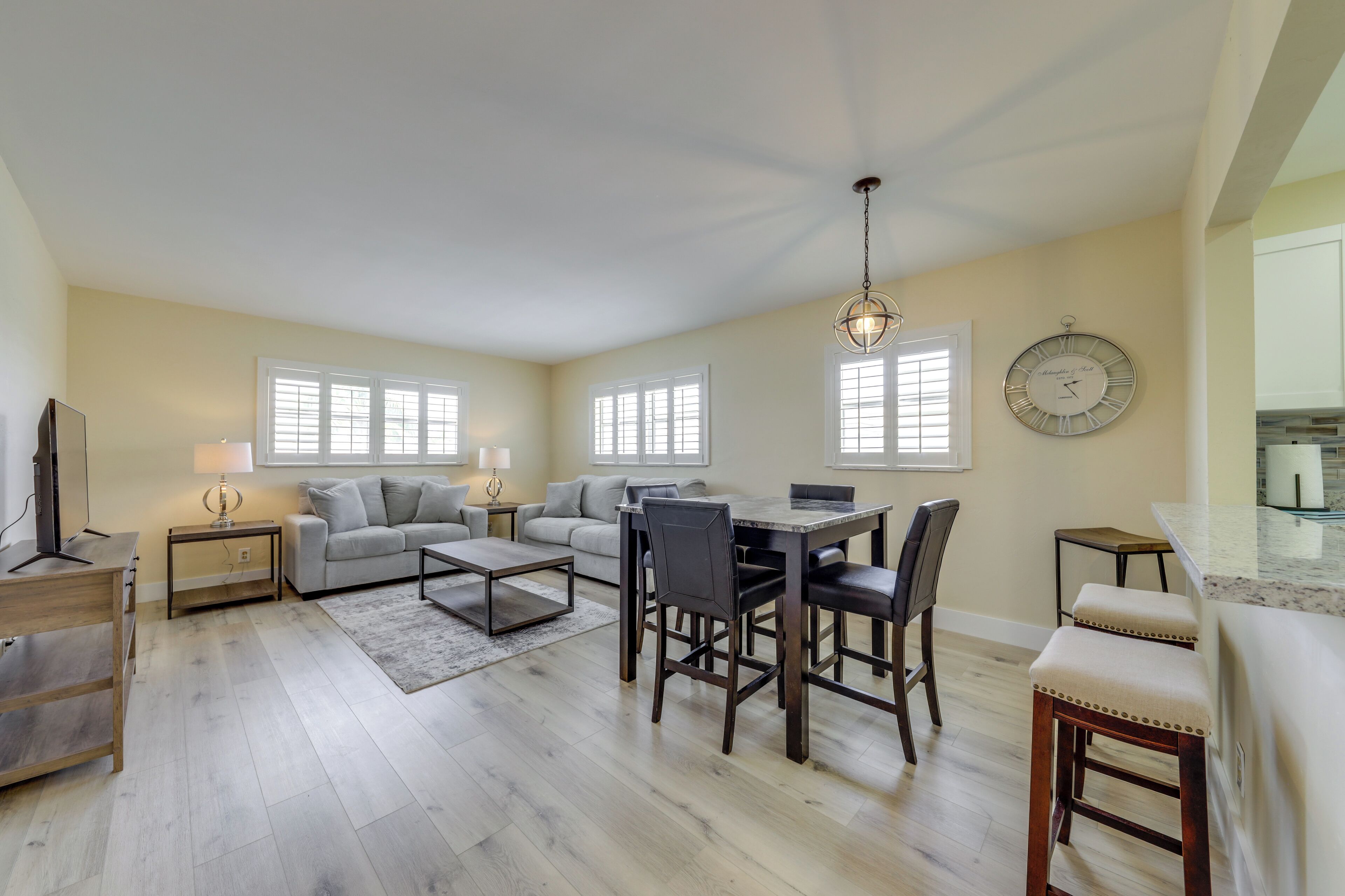 Walk To Beach, Steps To Pool, Beach Chairs - Pompano Beach, FL