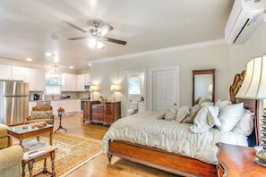 Desk, iron/ironing board, Internet, bed sheets - Sooner Studio for 2 Near OU & Campus Corner! (Norman)