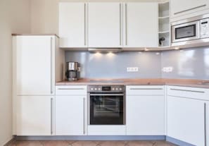 Wasserkocher mit Kaffee-/Teezubehör, Kühlschrank, Mikrowelle, Ofen