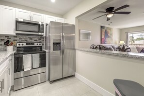 Coffee/tea maker, fridge, microwave, stovetop - Sand, Sun & Pool Fun! Extended Pompano Beach Base (Pompano Beach)