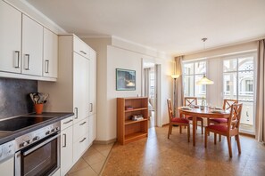 Coffee/tea maker, fridge, microwave, oven - Ferienwohnung Urlaub mit Hund (Sellin)