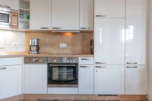 Coffee/tea maker, fridge, microwave, oven - Ferienwohnung in Sellin mit Balkon, Hund (Sellin)
