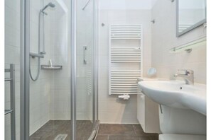 Bathroom - Urlaub auf Rügen nahe Strand und Erlebnisbad (Sellin)