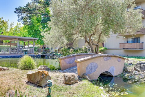 Walk to Beach! Alameda Condo w/ Pool Access