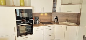 Wasserkocher mit Kaffee-/Teezubehör, Kühlschrank, Mikrowelle, Ofen
