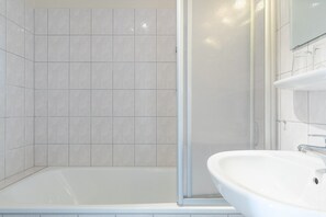 Bathroom - Ferienwohnung mit Badewanne auf Rügen (Sellin)