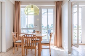 Dining - Ferienwohnung mit Badewanne auf Rügen (Sellin)