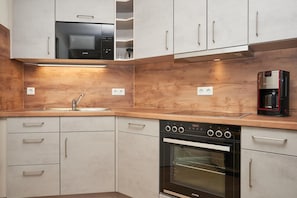 Wasserkocher mit Kaffee-/Teezubehör, Kühlschrank, Mikrowelle, Ofen