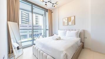 Une chambre d’hôtel moderne avec un grand lit, une vue sur la ville et un balcon.