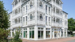 A white building with multiple balconies and large windows. - Ferienwohnung mit ausreichend Platz in Sellin (Sellin)