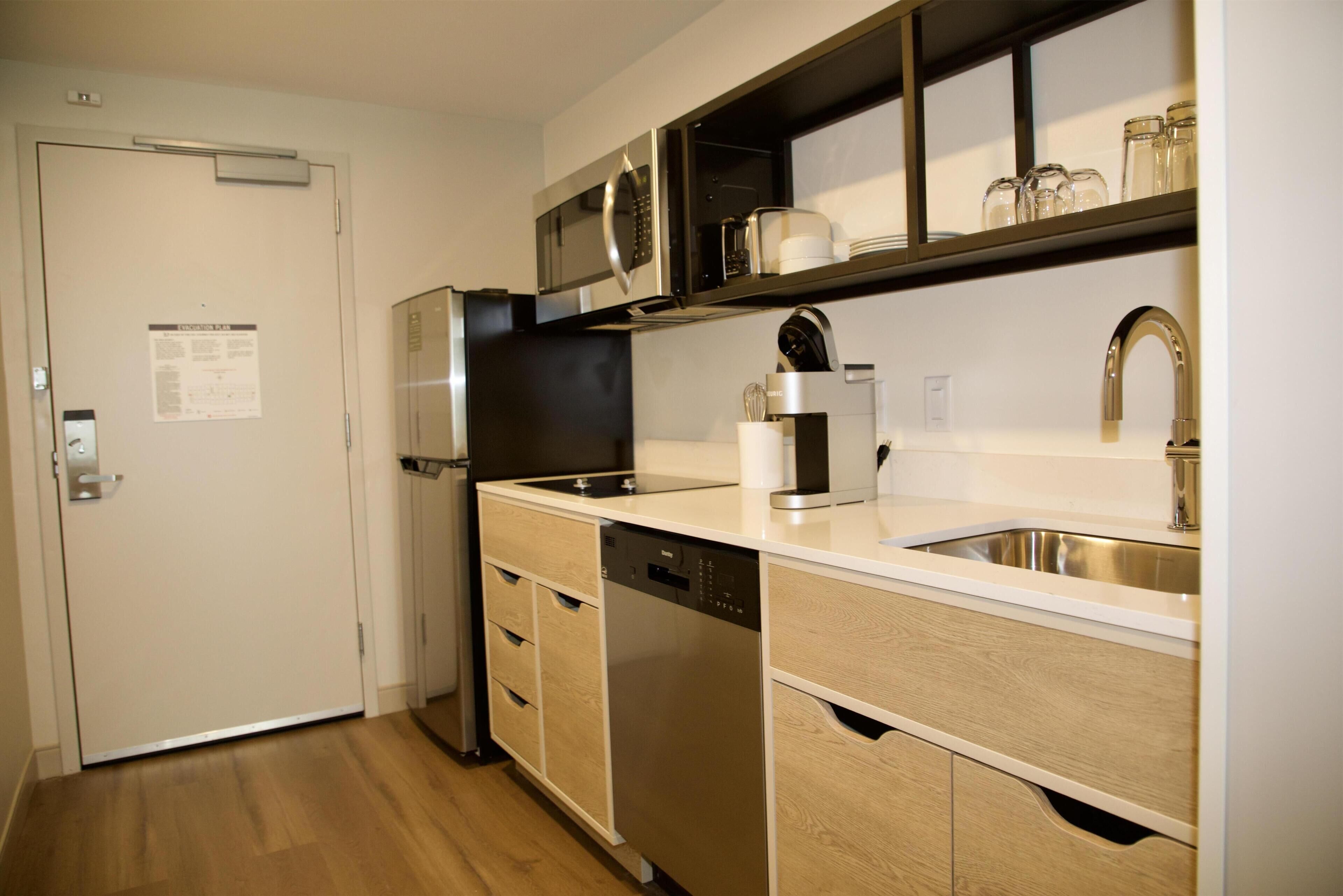 Studio Suite, 2 Queen Beds, Kitchenette | Private kitchen