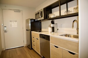 Suite estudio, 2 camas de matrimonio, cocina básica | Cocina privada