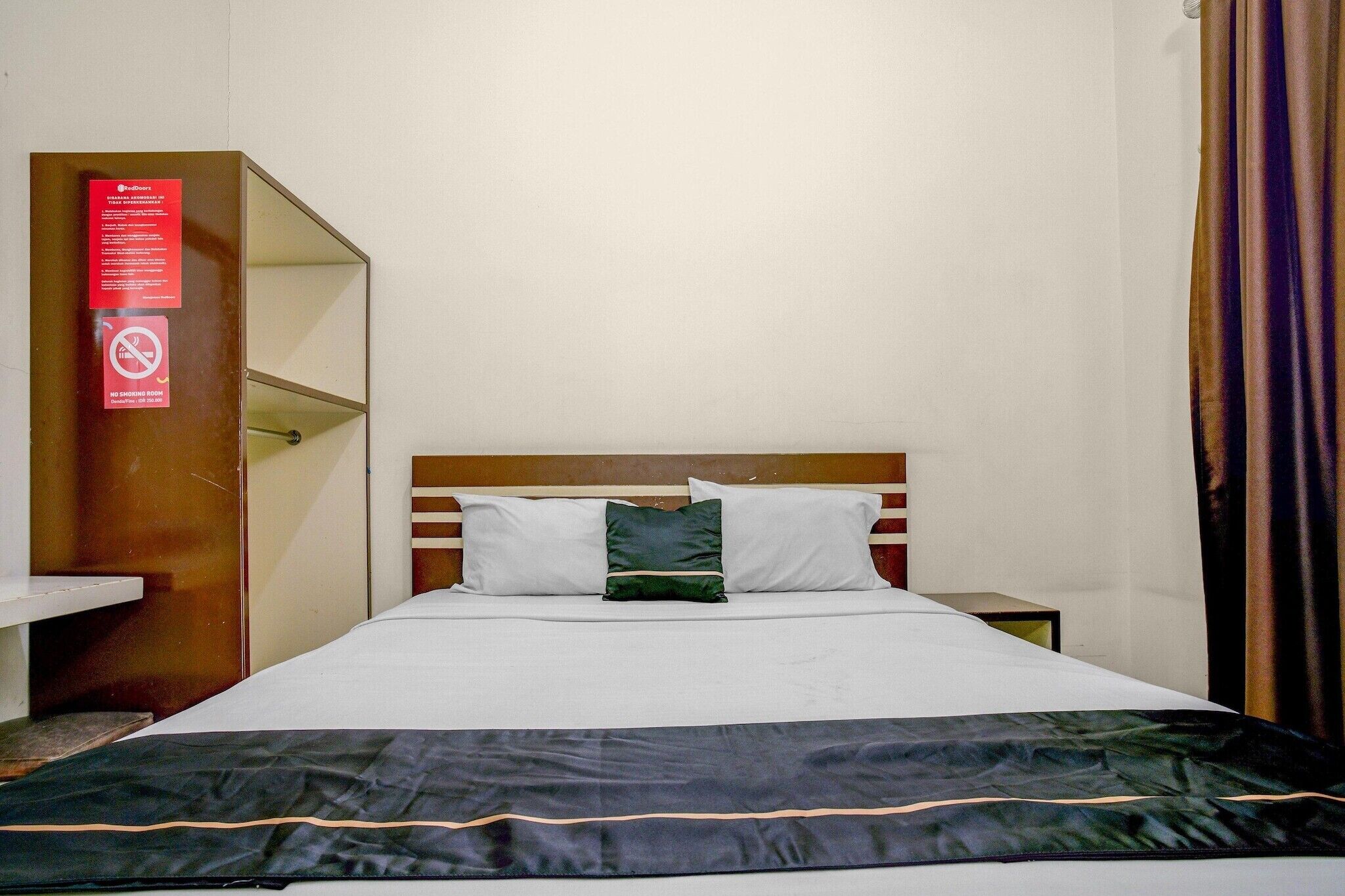 Desk, free WiFi, bed sheets