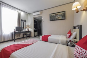 Een bureau, gratis wifi, beddengoed