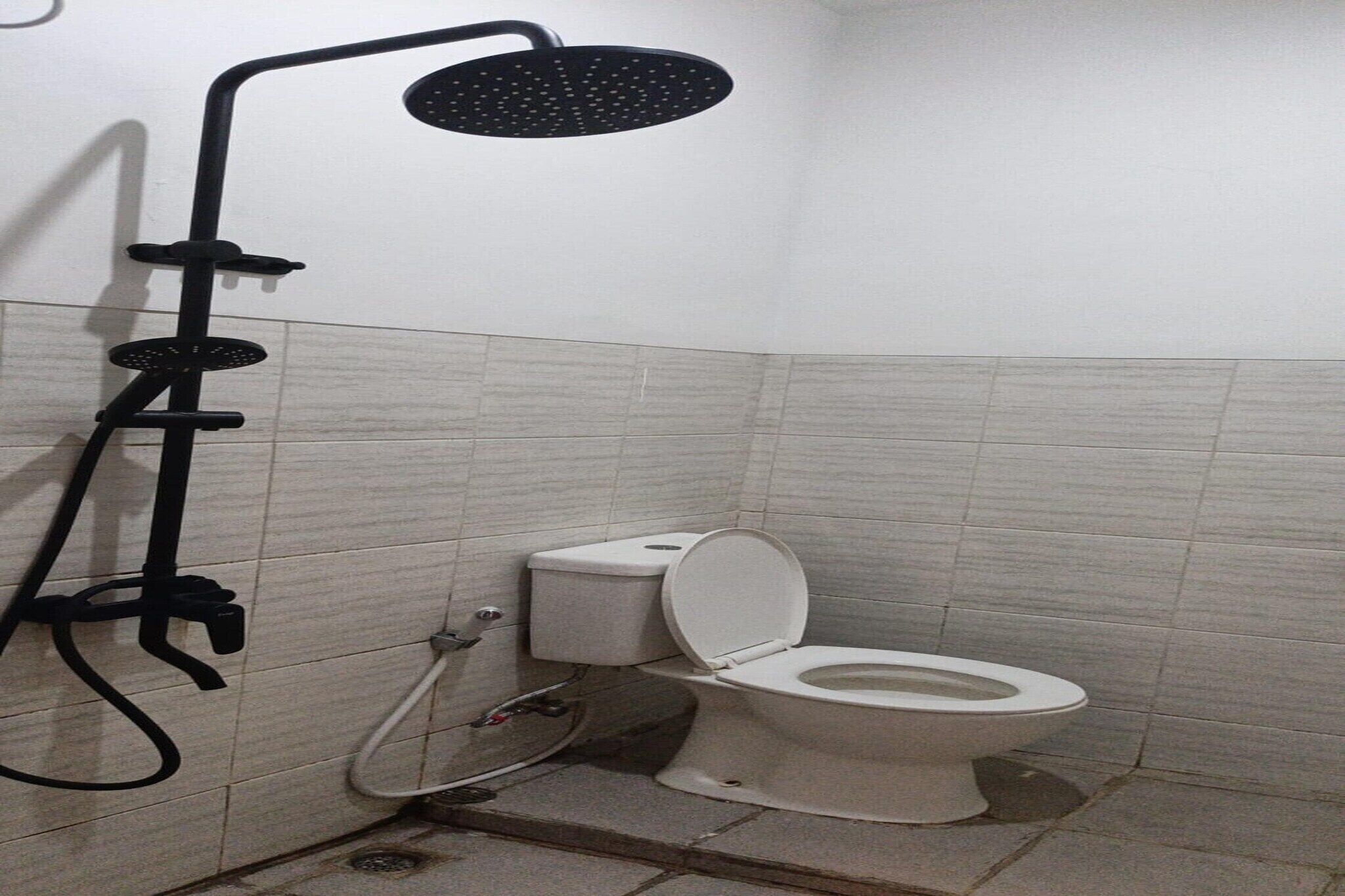 Shower, bidet, towels