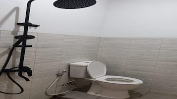 Shower, bidet, towels