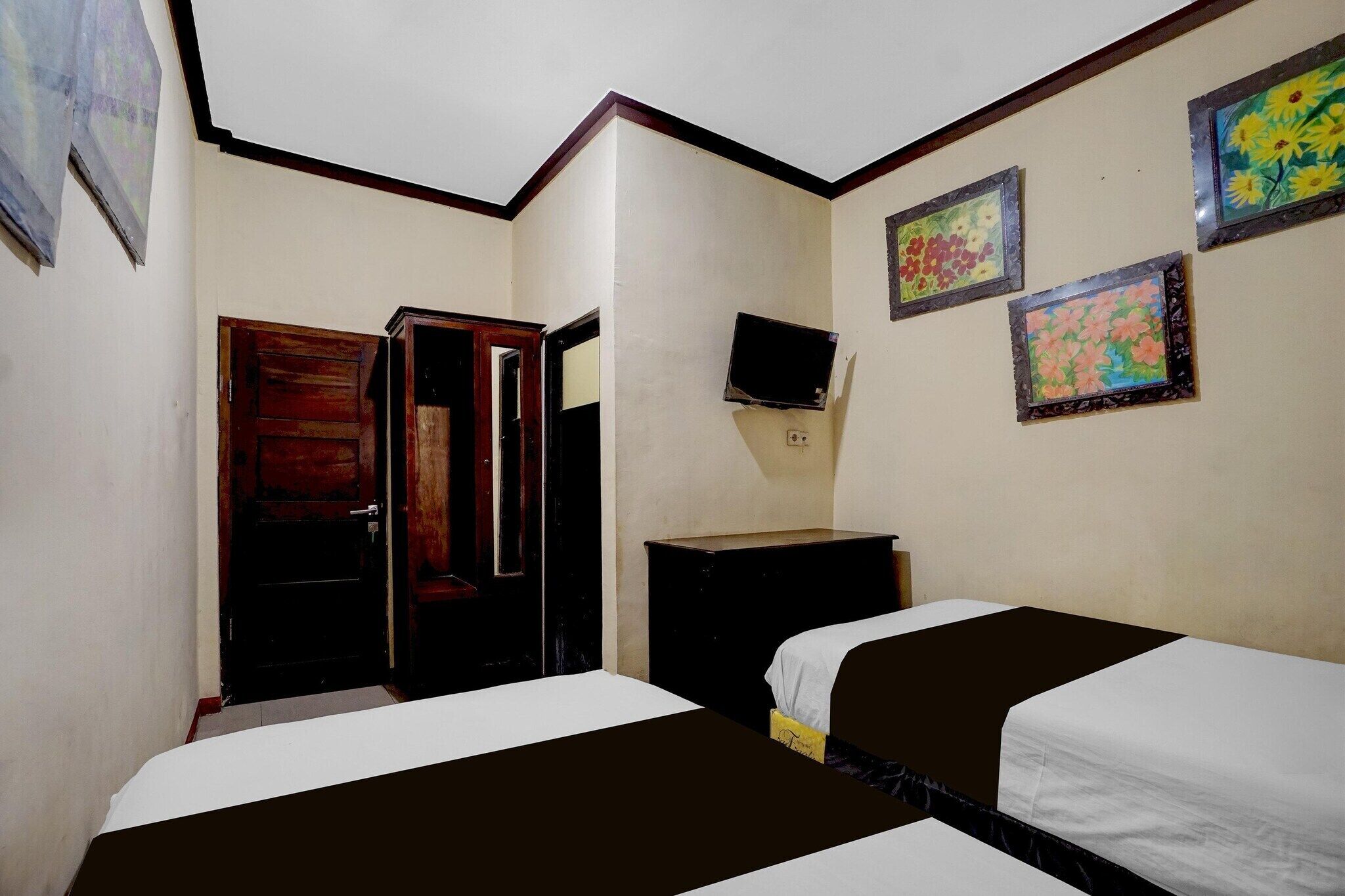 Desk, free WiFi, bed sheets