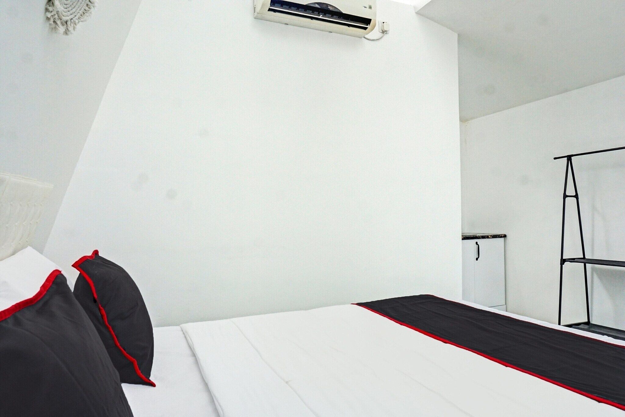 Een bureau, gratis wifi, beddengoed