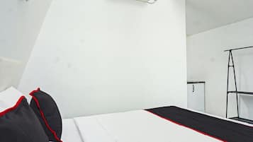 Een bureau, gratis wifi, beddengoed