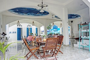 Outdoor dining - Garden Suite near Aviary Park (South Tangerang)