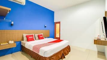 Desk, free WiFi, bed sheets