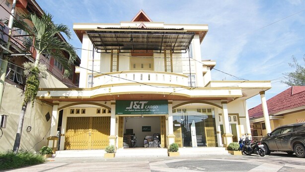 A building with a sign for 'J&T Cargo' and a covered entrance.