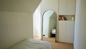 Iron/ironing board, Internet, bed sheets - Historic 2BDR Cottage in Dulwich Village (Greater London)