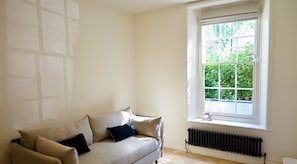 TV - Historic 2BDR Cottage in Dulwich Village (Greater London)