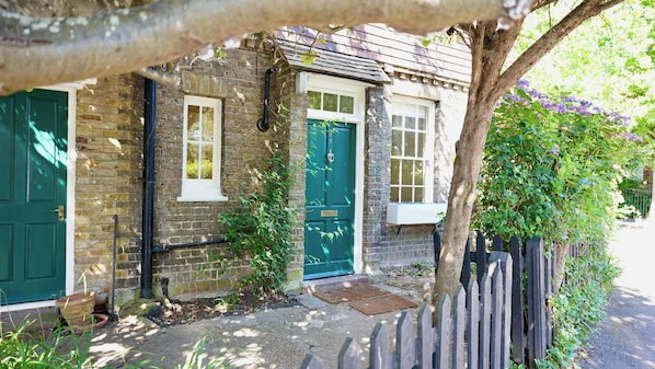 Exterior detail - Historic 2BDR Cottage in Dulwich Village (Greater London)