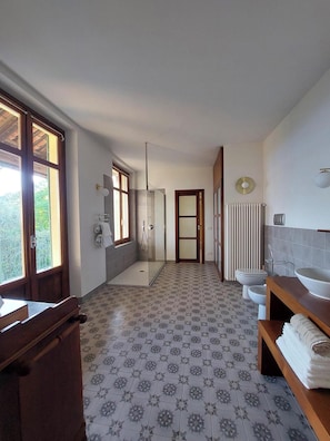 Ferienhaus, Blick auf den Weinberg | Badezimmer