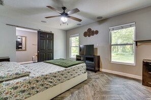 4 bedrooms, Internet, bed sheets - 20 Mi to Universal Studios! Secluded 5-Acre Escape (Kissimmee)